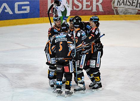 Markus Matthiasson Liwest Black Wings Linz HDD erzielt das 1 zu 0 gegen TILIA Olimpija Ljubljana