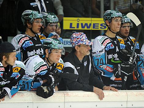 Zeugwart Franz Wamser, mit seinem besonderen Kapperl, EHC Liwest Black Wings Linz vs. EC Red Bull Salzburg