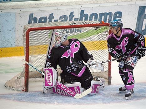 Fabio Hofer mit Micheal Ouzas, Linz EHC Liwest Black Wings Linz vs HC Orli Znojmo