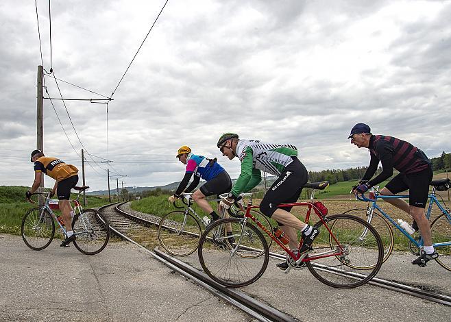 das Fahrerfeld der Klassik Ausfaht KirschblÃ¼ten Radklassik bei Wackersbach