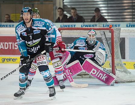 Brett Palin (EHC Liwest Black Wings Linz) und Tormann Michael Ouzas (EHC Liwest Black Wings Linz), EHC Liwest Black Wings Linz vs HCB Suedtirol 4. Viertelfinale