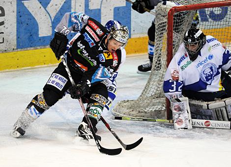 Gregor Baumgartner Liwest Black Wings Linz im Angriff vs. KHL Medvescak Zagreb