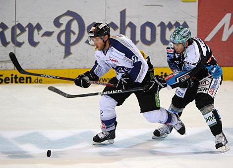 Rob Hisey, Linz verfolgt Jean-Michel Daout, Straubing, Straubing Tigers vs. Liwest Black Wings Linz