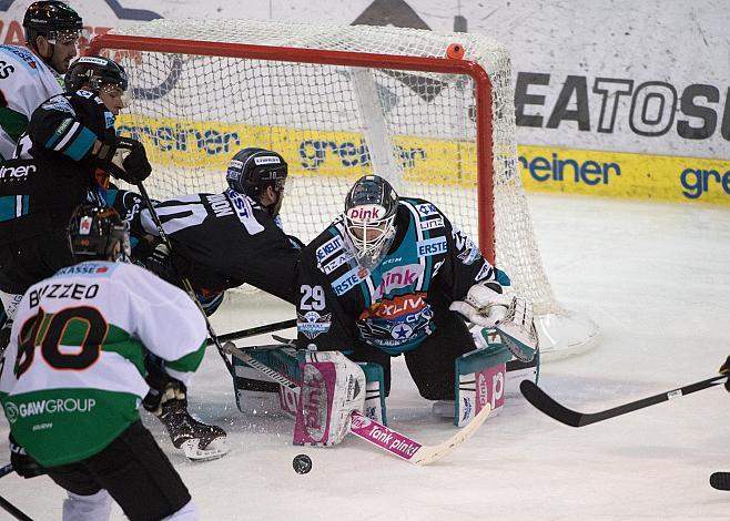 Tormann Michael Ouzas (EHC Liwest Black Wings Linz) klaert vor Justin Buzzeo (Moser Medical Graz 99ers) EHC Liwest Black Wings Linz vs Moser Medical Graz 99ers