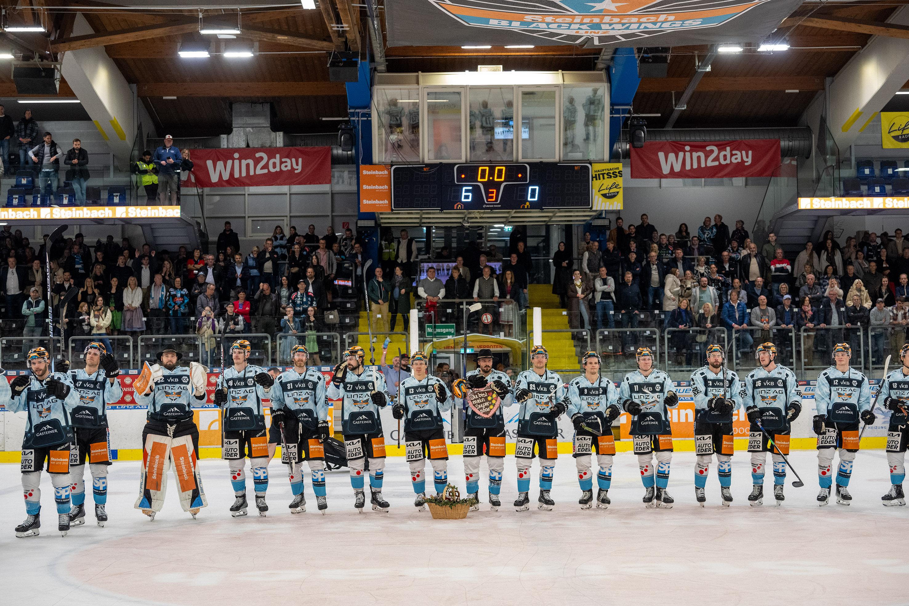 Die Steinbach Black Wings Linz feiern den Sieg über die Graz 99ers, Oktoberfest, Steinbach Black Wings Linz vs Moser Medical Graz 99ers, Linz AG Eisarena