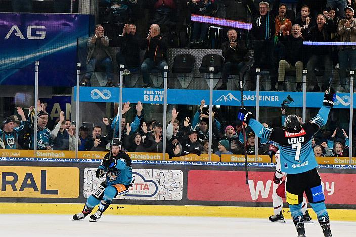 Travis Barron (Steinbach Black Wings Linz) trifft in Overtime zum Sieg für Linz und jubelt, 8. Runde ICE, Steinbach Black Wings Linz vs EC Red Bull Salzburg, Linz AG Eisarena