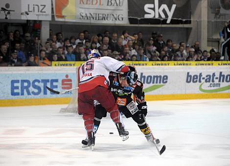 Brendan Buckley Liwest Black Wings Linz stemmt sich gegen Manuel Latusa EC Red Bull Salzburg