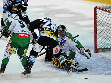 Mike Ouellette, linz vor Tormann Matija Pintaric, Laibach, EHC Liwest Black Wings Linz vs. HDD Tilia Olimpija Ljubljana 