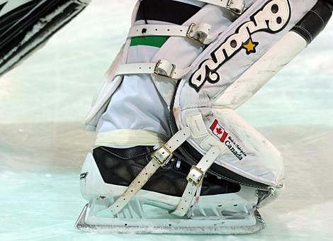 Tormann Beinschiene und Goalieskate