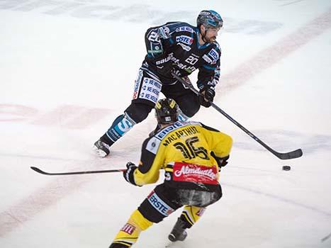 Brad Moran, Linz und Peter MacArthur, Vienna, EHC Liwest Black Wings Linz vs UPC Vienna Capitals 3. SF