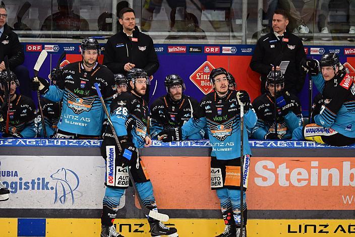 Head Coach Philipp Lukas (Steinbach Black Wings Linz), Brian Lebler (Steinbach Black Wings Linz), Henrik Neubauer (Steinbach Black Wings Linz), Travis Barron (Steinbach Black Wings Linz), Spiel 2 Pre-Playoffs,  ICE, Steinbach Black Wings Linz vs EC iDM Wärmepumpen VSV, Linz AG Eisarena 