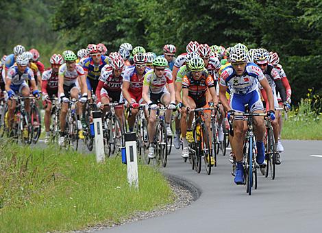 Harald Starzengruber, Team Raiffeisen Tirol fuehrt das Hauptfeld am Stotzingerberg an. 