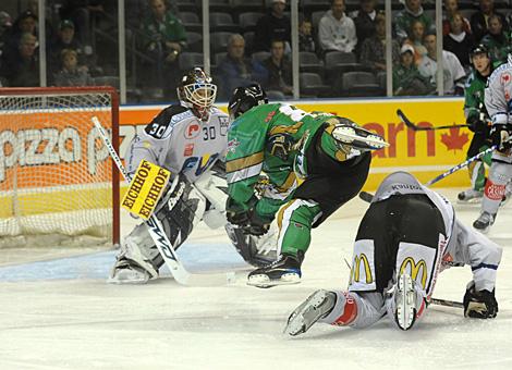 Sam Gagner, London Pro Knights im Anflug auf das Zuger Tor.