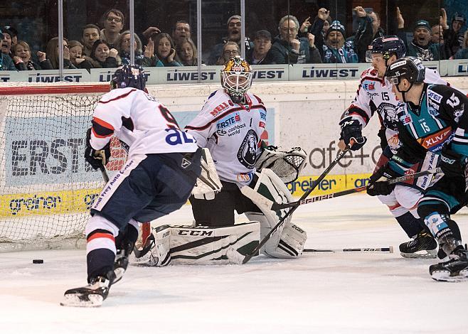 Zintis Nauris Zusevics (EHC Liwest Black Wings Linz) verpasst die Scheibe, Mikko Lehtonen (KHL Medvescak Zagreb) rettet,  EHC Liwest Black Wings Linz vs KHL Medvescak Zagreb, 1. Viertelfinale