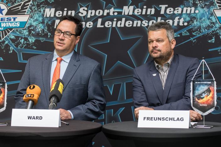 Head-Coach Troy Ward (EHC Liwest Black Wings Linz) und Präsident Ing. Peter Freunschlag (EHC Liwest Black Wings Linz),  EHC Liwest Black Wings Linz 
Head-Coach Troy Ward (EHC Liwest Black Wings Linz) und PrÃ¤sident Ing. Peter Freunschlag (EHC Liwest 