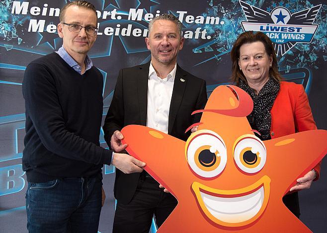 v.l. Leiter Nachwuchsabteilung Sami Wahlsten (EHC Liwest Black Wings Linz), Manager Christian Perthaler (EHC Liwest Black Wings Linz), Vizebürgermeisterin Karin Hörzing
v.l. Leiter Nachwuchsabteilung Sami Wahlsten (EHC Liwest Black Wings Linz), 