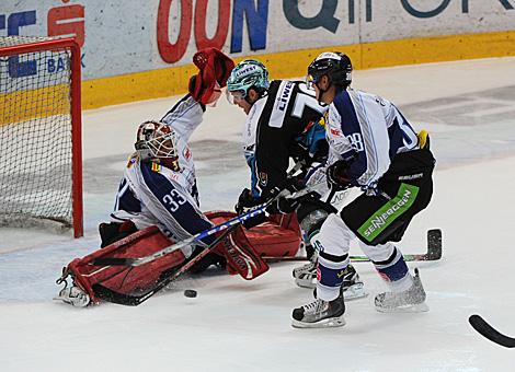 Gregor Baumgartner, Linz vor Tormann Barry Brust, Straubing, Liwest Black Wings Linz vs Straubing Tigers 