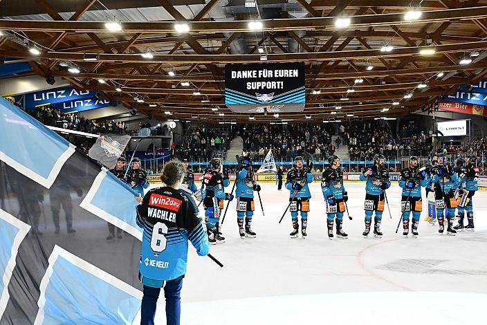 Das Team der Steinbach Black Wings Linz feiern den Heimsieg über die Pustertaler Wölfe, 19. Runde ICE, Steinbach Black Wings Linz vs HC Pustertal Wölfe, Linz AG Eisarena