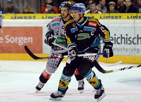 #21Philipp Lukas, Stuermer, Liwest Black Wings im Hintergrund die #70 Tommy Jakobsen, Graz 99ers.
