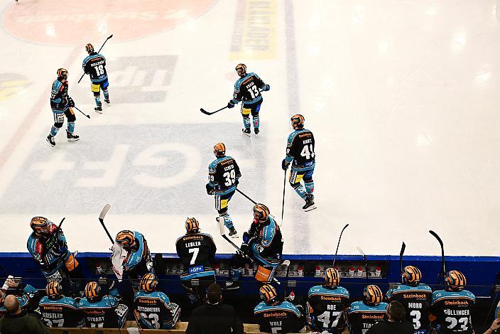 Das Team der Steinbach Black Wings Linz auf der Spielerbank, Win2Day ICE Hockey League,  Steinbach Black Wings Linz vs HC Tiwag Innsbruck - Die Haie,  Linz AG Eisarena 