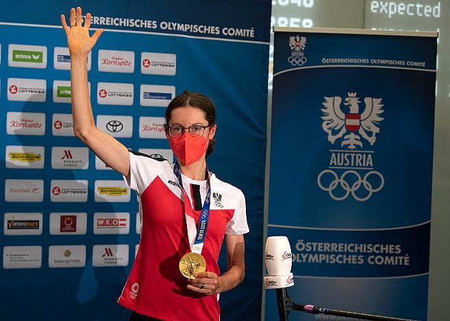 Olympiasiegerin Anna Kiesenhofer (AUT) kommt in am Flughafen Wien Schwechat an.