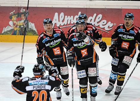 Markus Matthiasson Liwest Black Wings Linz erzielte das 2 zu 2 gegen die EV Vienna Capitals