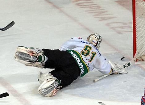 Lukas Mensator, Tormann, HC Energy Karlovy Vary klaert mit dem Stock.