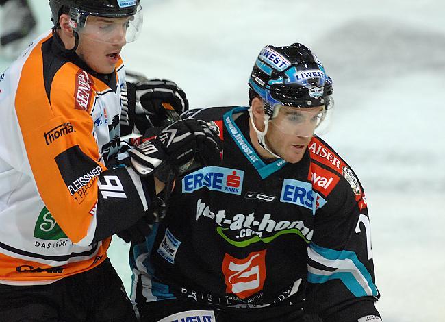 #16 Philippe Horsky, Graz 99ers checkt die #20 Brad Purdie, EHC Liwest Black Wings Linz.