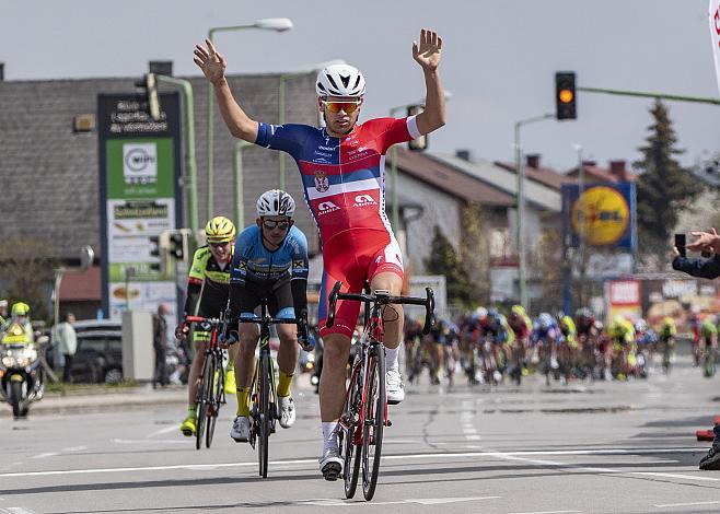 Zielsprint 2. Platz Andi Bajc (SLO, Team Felbermayr Simplon Wels), Sieger Dusan Rajovic (SRB, Adria Mobil), 3. Platz Maximilian Kuen (AUT, Team Vorarlberg) 58. Internationales Kirschbluetenrennen, Wels
