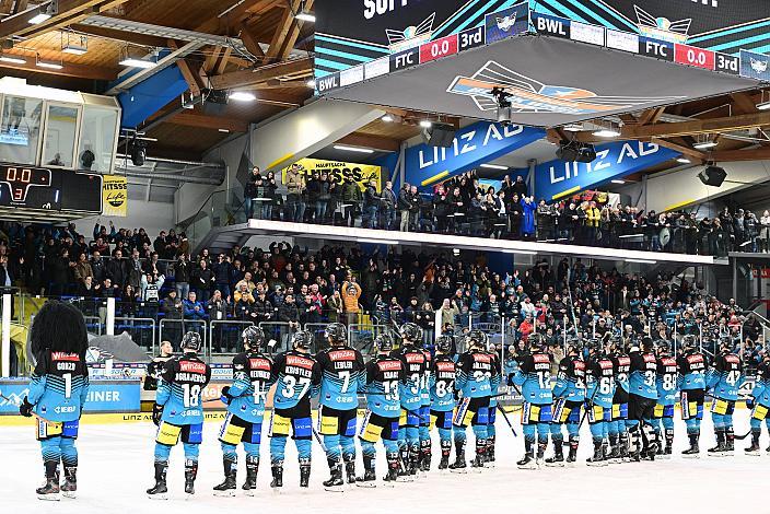 Das Team der Steinbach Black Wings Linz feiern den Heimsieg über Budapest. 45. Runde ICE, Steinbach Black Wings Linz vs FTC-Telekom, Linz AG Eisarena 