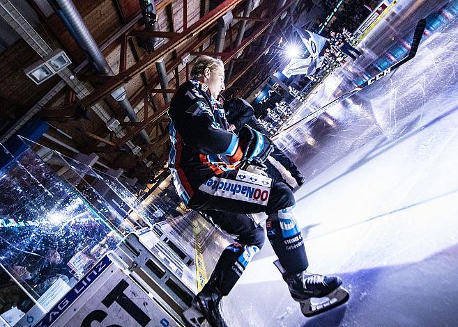 Im Bild: Intro Valentin Leiler (EHC Liwest Black Wings Linz) Eishockey,  EHC Liwest Black Wings Linz vs HC Orli Znojmo
