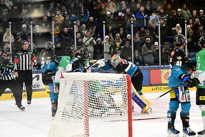 Tormann Rasmus Tirronen (Steinbach Black Wings Linz) im Fight ggen T.J. Brennan (HK Olimpija Ljubljana), 22. Runde ICE, Steinbach Black Wings Linz vs HK Olimpija Ljubljana, Linz AG Eisarena
