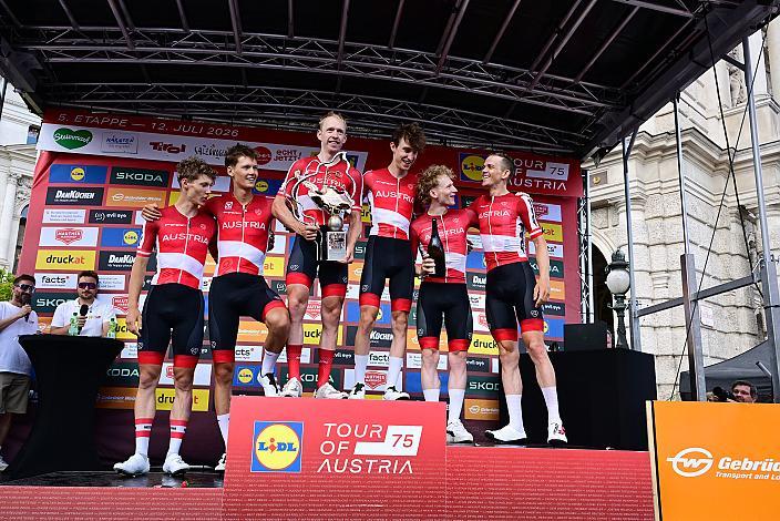 v.l. Valentin Hofer (AUT, Austria), Paul Verbnjak (AUT, Austria), Rainer Kepplinger (AUT, Austria), Alexander Hajek (AUT, Austria), Sebastian Putz (AUT, Austria), Tor of Austria Sieger Gregor Mühlberger (AUT, Austria) feiern 5. Etappe von Langenlois nach Wien, 109km, Tour of Austria
