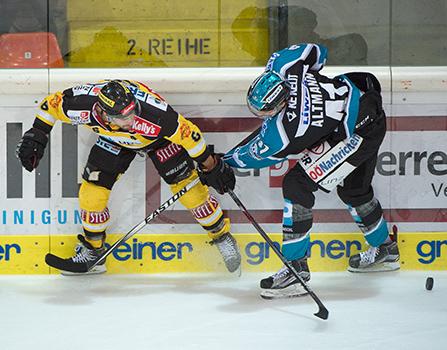 Rafael Rotter (UPC Vienna Capitals) und Mario Altmann (EHC Liwest Black Wings Linz), EHC Liwest Black Wings Linz vs UPC Vienna Capitals
