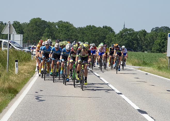  Das Feld bei Reichersberg, mit Jelle Johannink (NED, Sensa KvK Cyclingteam) 1. Etappe Wels - Stift Reichersberg, Radsport 10. Int. OOE Rundfahrt  