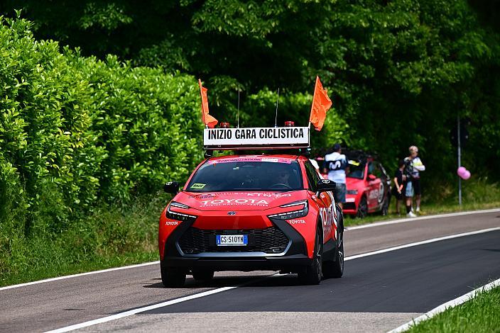 Voraus Fahrzeug Inizio Gara Ciclistica 108. Giro d Italia, Stage 14, Fiume Veneto - Asiago (219km)