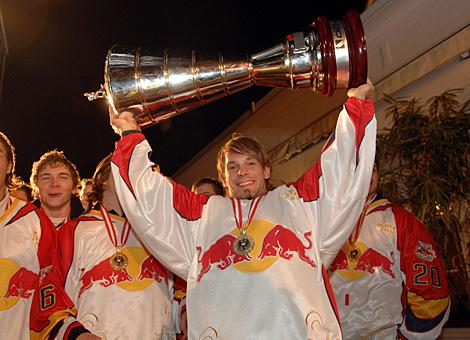 Thomas Koch mit dem Meisterpokal.