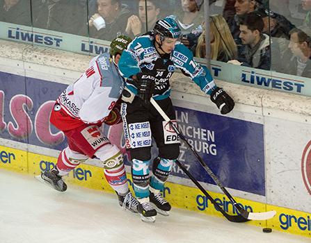 Daniel Oberkofler (EHC Liwest Black Wings Linz) und Marco Insam (HCB Suedtirol), EHC Liwest Black Wings Linz vs HCB Suedtirol 6. Viertelfinale