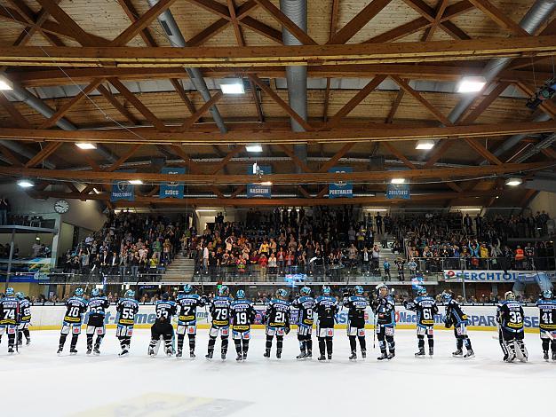 DasTeam feiert den Sieg ueber Salzburg, EHC Liwest Black Wings Linz vs EC Red Bull Salzburg