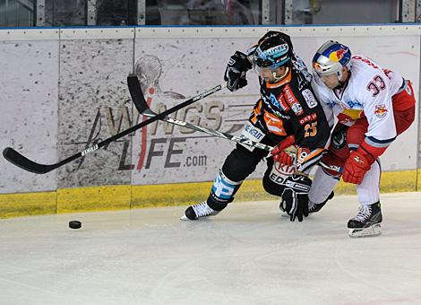Mark Szuecs, Liwest Black Wings linz verfolgt von Jeremy Rebek, Ted Bull Salzburg.