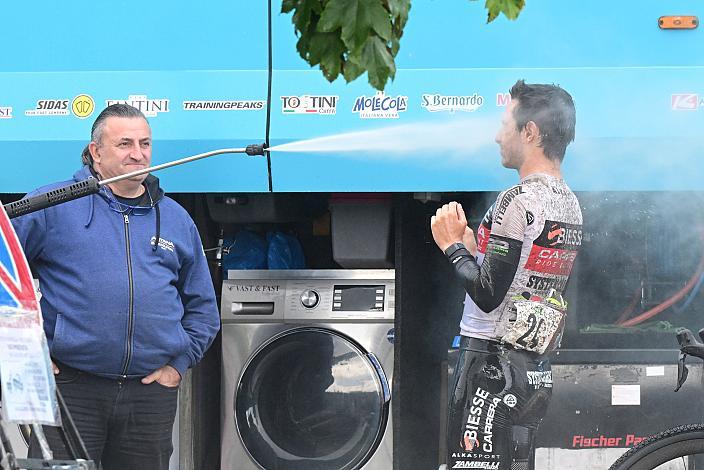 Tommaso Dati (ITA, Biesse-Carrera) wird gereinigt,  Serenissima Gravel,  Cartigliano, Veneto