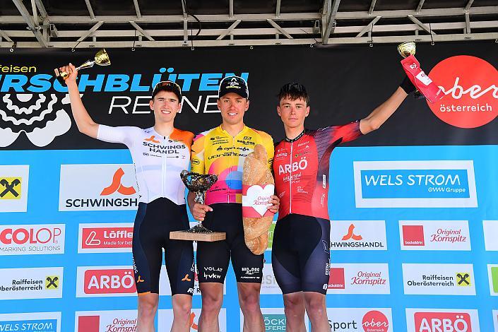Podest. 2. Platz Paul Buschek (AUT, Schwingshandl Intralogistics), Sieger Tobias Nolde (GER, Team Vorarlberg), 3. Platz Christian Rush (NZL, ARBÖ Kärnten Sport Feld am See) Herren Elite, U23, Road Cycling League Austria, 64. Raika Kirschbluetenrennen, Wels, Oberösterreich