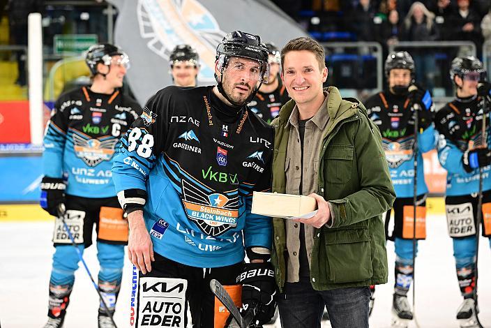 Spieler des Abends Yohann Aumtu (Steinbach Black Wings Linz) mit Ex-Spieler Marco Brucker (Steinbach Black Wings Linz), 33. Runde ICE, Steinbach Black Wings Linz vs HC Innsbruck, Linz AG Eisarena 