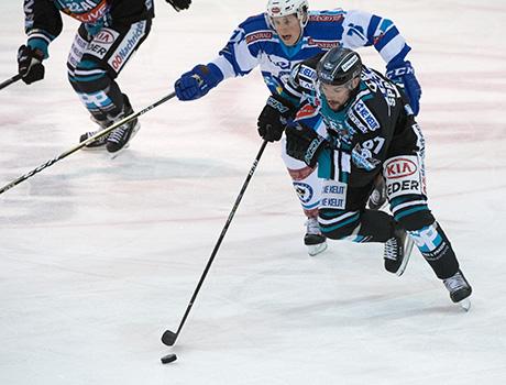 Patrick Spannring (EHC Liwest Black Wings Linz) und Sam Antonitsch (EC VSV)