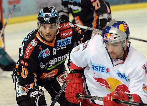 Brad Purdie, Liwest Black Wings Linz im Duell mit Michael Schiechl, Red Bull Salzburg.