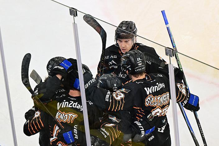 Die Steinbach Black Wings Linz feiern das Tor zum 1 zu 1 durch Graham Knott (Steinbach Black Wings Linz), 16. Runde ICE, Steinbach Black Wings Linz vs Vienna Capitals, Linz AG Eisarena