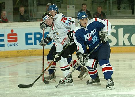 Thomas Vanek, Team Aut, bewacht von 2 Koreanern. 