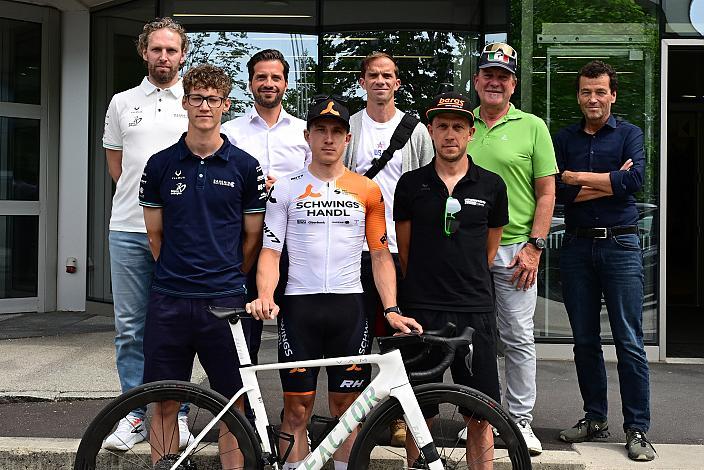 1. Reihe Valentin Hofer (AUT, Bahrain Victorious Development Team), Marvin Hammerschmid (AUT, Schwingshandl Intralogistics), Riccardo Zoidl (AUT, Hrinkow Advarics), 2. Reihe Zsolt Der (HUN, DS. Bahrain Victorious Development, Mario Rossmann (Präsident Cycling Upper Austria, Oberösterreich), Michael Creed (Team USA), Walter Ameshofer (LRV OÖ Vize Präsident), Thomas Schwingshandl (CEO Fa. Schwingshandl), Pressekonferenz 1. Etappe Oberösterreich Rundfahrt