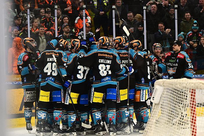 Die Steinbach Black Wings Linz feiern das Tor zum Sieg in der Overtime, Win2Day ICE Hockey League,  5. Viertelfinale, Steinbach Black Wings Linz vs Moser Medical Graz 99ers,  Linz AG Eisarena