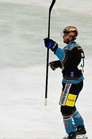 Die Steinbach Black Wings Linz feiern das Tor zum 1 zu 0 durch Logan Roe (Steinbach Black Wings Linz) Win2Day ICE Hockey League,  5. Viertelfinale, Steinbach Black Wings Linz vs Moser Medical Graz 99ers,  Linz AG Eisarena